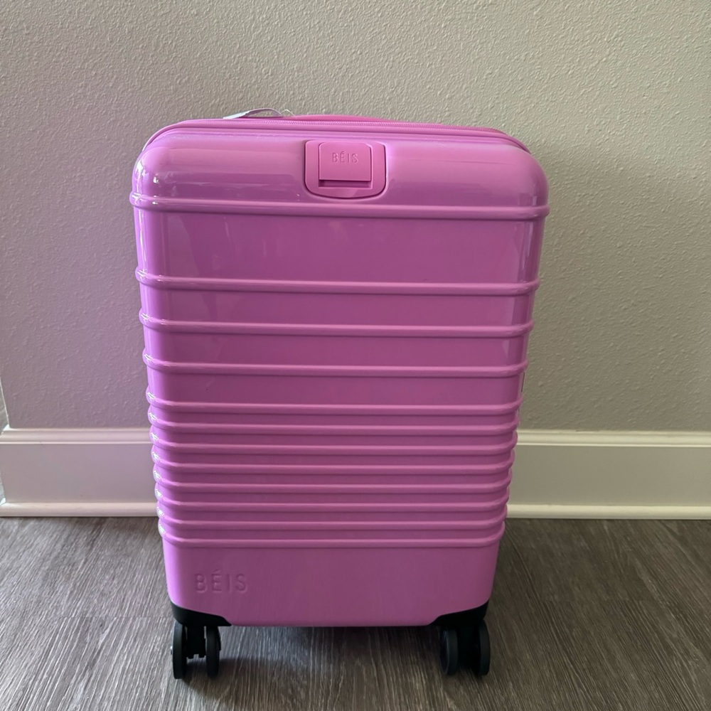 Carry on Roller in Glossy Berry nwt